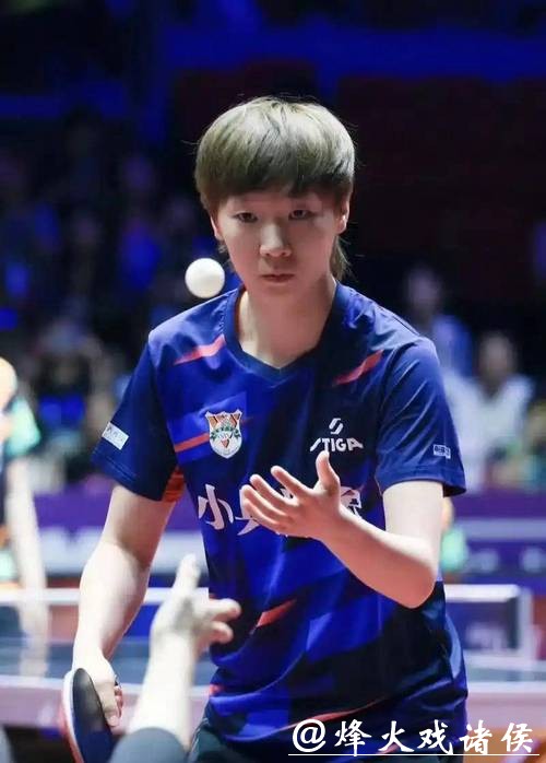 王曼昱深夜外出画面引热议，陪同男子身份揭晓，关系亲切有爱